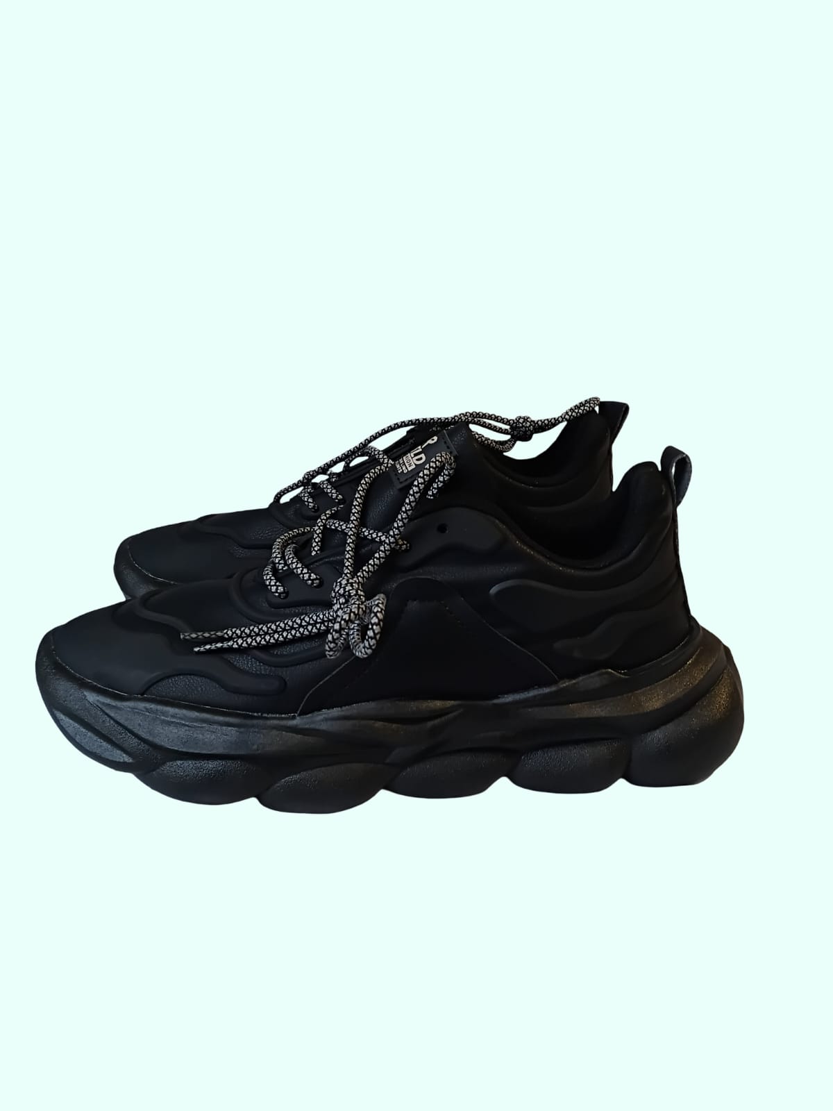 street wears sneakers - black